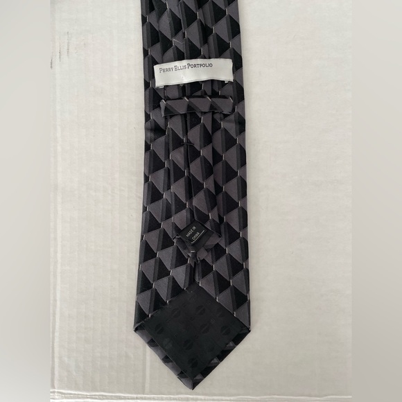 Perry Ellis Portfolio Bundle Elegant Silk Black and Gray Pattern Ties - Picture 7 of 9
